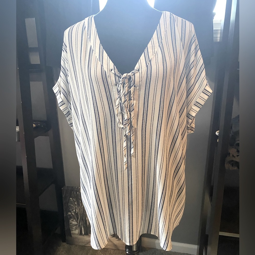 White w/navy blue stripes. Very flattering